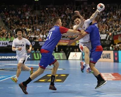 12.01.2019, Handball IHF Weltmeisterschaft Dänemark und Deutschland 2019, Vorrunde, Gruppe A, Russland - Korea, in der Mercedes-Benz Arena Berlin. (L-R) Gleb Kalarash (Russland) gegen Taehun Jo (Korea) , Roman Ostashchenko (Russland)