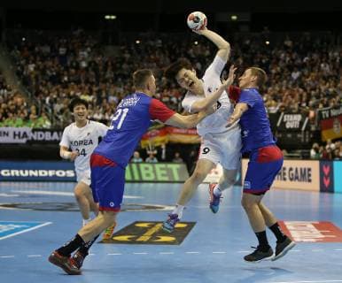 12.01.2019, Handball IHF Weltmeisterschaft Dänemark und Deutschland 2019, Vorrunde, Gruppe A, Russland - Korea, in der Mercedes-Benz Arena Berlin. (L-R) Gleb Kalarash (Russland) gegen Taehun Jo (Korea) , Roman Ostashchenko (Russland)