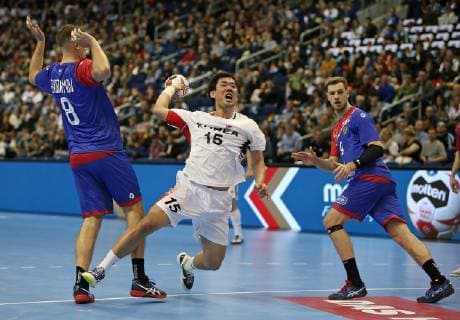 12.01.2019, Handball IHF Weltmeisterschaft Dänemark und Deutschland 2019, Vorrunde, Gruppe A, Russland - Korea, in der Mercedes-Benz Arena Berlin. (L-R) Egor Evdokimov (Russland) gegen Dongmyung Kim (Korea) , Alexander Shkurinskiy (Russland)