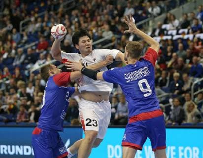 12.01.2019, Handball IHF Weltmeisterschaft Dänemark und Deutschland 2019, Vorrunde, Gruppe A, Russland - Korea, in der Mercedes-Benz Arena Berlin. (L-R) Roman Ostashchenko (Russland) gegen Kwangsoon Park (Korea) und Alexander Shkurinskiy (Russland)