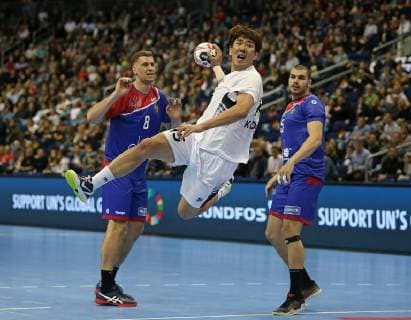 12.01.2019, Handball IHF Weltmeisterschaft Dänemark und Deutschland 2019, Vorrunde, Gruppe A, Russland - Korea, in der Mercedes-Benz Arena Berlin. (L-R) Egor Evdokimov (Russland) gegen Dongmyung Kim (Korea) und Dmitrii Kiselev (Russland)