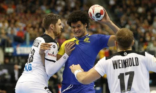 Thiagus Petrus Santos (Brasilien) gegen die Abwehr von Hendrik Pekeler (Deutschland) beim Spiel Deutschland gegen Brasilien der Handball- WM 2019 der Maenner am 12.01.2019 in der Mercedes-Benz Arena in Berlin Handball - WM 2019 - Gruppe A - Deutschland - Brasilien