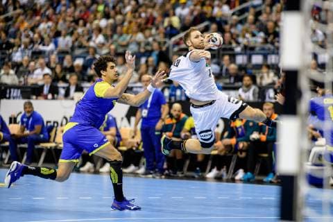 Handball WM, Deutschland - Brasilien Deutschland vs Brasilien, Handball Weltmeisterschaft 2019, 12.01.2019 Steffen Weinhold (GER 17) mit einem Tor mit Jose Toledo (BRA 10) beim Spiel zwischen Deutschland und Brasilien bei der Handball Weltmeisterschaft in Berlin am 12.01.2019, , Berlin BER Germany Mercedes-Benz-Arena