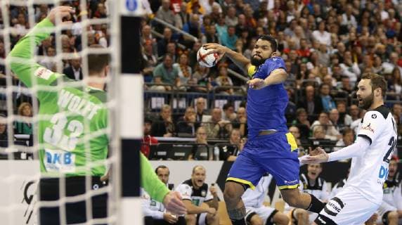 Handball WM, Deutschland - Brasilien Thiago Ponciano (Brasilien) gegen Andreas Wolff (Deutschland) beim Spiel Deutschland gegen Brasilien der Handball- WM 2019 der Maenner am 12.01.2019 in der Mercedes-Benz Arena in Berlin Handball - WM 2019 - Gruppe A - Deutschland - Brasilien