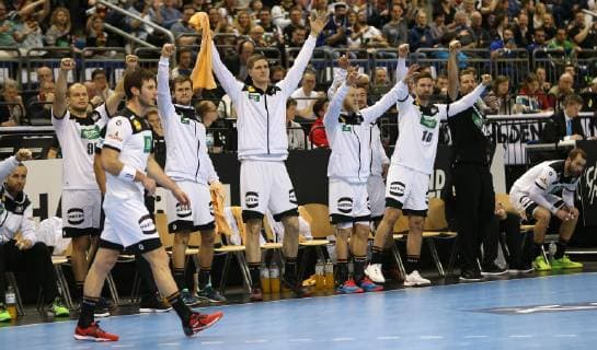 Handball WM, Deutschland - Brasilien Team Deutschland jubelt am Spielfeldrand beim Spiel Deutschland gegen Brasilien der Handball- WM 2019 der Maenner am 12.01.2019 in der Mercedes-Benz Arena in Berlin Handball - WM 2019 - Gruppe A - Deutschland - Brasilien