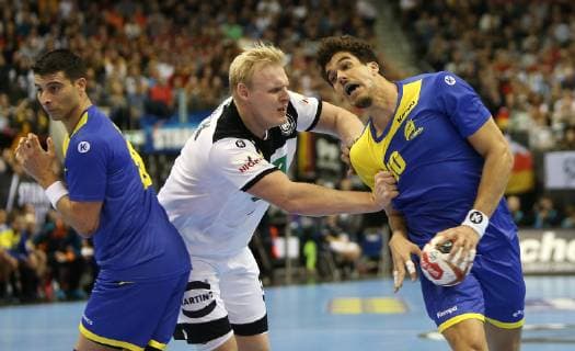Patrick Wiencek (Deutschland) gegen Jose Toledo (Brasilien) beim Spiel Deutschland gegen Brasilien der Handball- WM 2019 der Maenner am 12.01.2019 in der Mercedes-Benz Arena in Berlin Handball - WM 2019 - Gruppe A - Deutschland - Brasilien