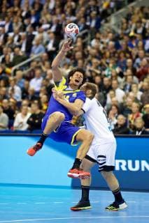 Handball Berlin 12.01.2019 Weltmeisterschaft 2019 Weltmeisterschaften der Männer Gruppe A Deutschland (GER) - Brasilien (BRA) SANTOS Thiagus Petrus (Brasilien, No.14) Steffen Weinhold (Deutschland, No.17)