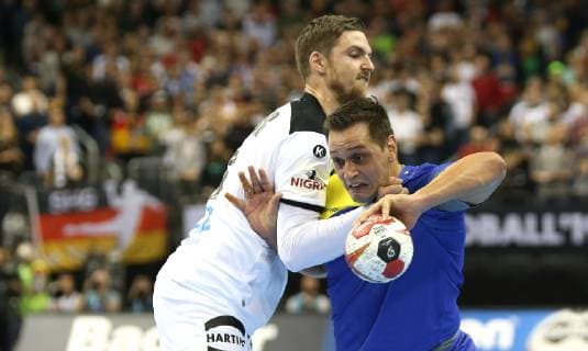 Handball WM, Deutschland - Brasilien Hendrik Pekeler (Deutschland) gegen Guilherme Valadao (Brasilien) beim Spiel Deutschland gegen Brasilien der Handball- WM 2019 der Maenner am 12.01.2019 in der Mercedes-Benz Arena in Berlin Handball - WM 2019 - Gruppe A - Deutschland - Brasilien