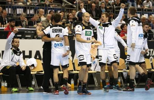 Handball WM, Deutschland - Brasilien Jubel auf Ersatzbank der deutschen Nationalmannschaft beim Spiel Deutschland gegen Brasilien der Handball- WM 2019 der Maenner am 12.01.2019 in der Mercedes-Benz Arena in Berlin Handball - WM 2019 - Gruppe A - Deutschland - Brasilien