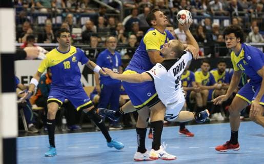 Paul Drux (Deutschland) im Wurf gegen Guilherme Valadao (Brasilien) beim Spiel Deutschland gegen Brasilien der Handball- WM 2019 der Maenner am 12.01.2019 in der Mercedes-Benz Arena in Berlin Handball - WM 2019 - Gruppe A - Deutschland - Brasilien