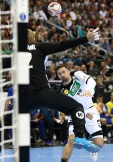 Fabian Wiede (Deutschland) trifft gegen Leonardo Tercaiol (Brasilien) beim Spiel Deutschland gegen Brasilien der Handball- WM 2019 der Maenner am 12.01.2019 in der Mercedes-Benz Arena in Berlin Handball - WM 2019 - Gruppe A - Deutschland - Brasilien