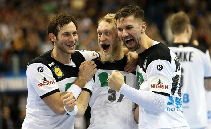 Sport Themen der Woche KW02 Sport Bilder des Tages Jubel nach Sieg bei Uwe Gensheimer (Deutschland), Matthias Musche (Deutschland), Fabian Wiede (Deutschland), beim Spiel Deutschland gegen Brasilien der Handball- WM 2019 der Maenner am 12.01.2019 in der Mercedes-Benz Arena in Berlin Handball - WM 2019 - Gruppe A - Deutschland - Brasilien *** Jubilation after victory at Uwe Gensheimer Germany Matthias Musche Germany Fabian Wiede Germany at the match Germany against Brazil the Handball World Championship 2019 the men on 12 01 2019 in the Mercedes Benz Arena in Berlin Handball World Championship 2019 Group A Germany Brazil