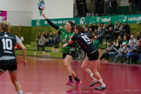 v.li.: Merle Heidergott (SV Werder Bremen, 3) und Caren Hammer (VfL Waiblingen, 15) im Zweikampf, Duell, Spielszene, Aktion, Action, Handball, 2. Bundesliga Frauen, SV Werder Bremen - VfL Waiblingen,