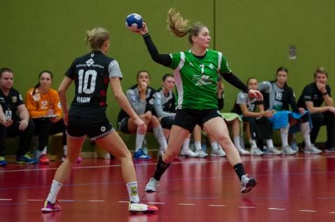 v.li.: Sinah Hagen (VfL Waiblingen, 10), Lena Thomas (SV Werder Bremen, 7) am Ball, Spielszene, Aktion, Action, Handball, 2. Bundesliga Frauen, SV Werder Bremen - VfL Waiblingen,