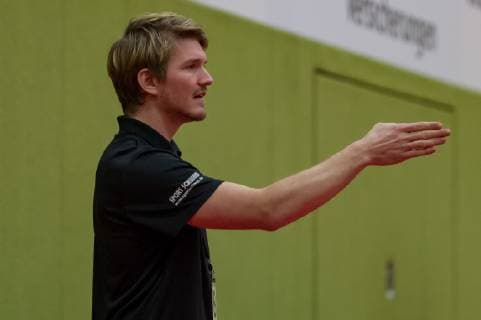 Nicolaj Andersson (Trainer, Cheftrainer, VfL Waiblingen) gibt Anweisungen, gestikuliert, mit den Armen gestikulieren, Portrait, Nahaufnahme, Einzelfoto, Einzelbild, Handball, 2. Bundesliga Frauen, SV Werder Bremen - VfL Waiblingen,