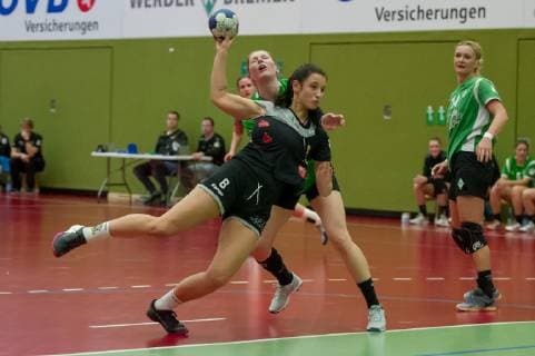 v.li.: Lena Thomas (SV Werder Bremen, 7) und Jasmin Dirmeier (VfL Waiblingen, 8) im Zweikampf, Duell, Spielszene, Aktion, Action, Handball, 2. Bundesliga Frauen, SV Werder Bremen - VfL Waiblingen,