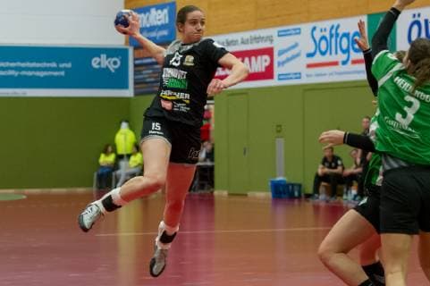 v.li.: Caren Hammer (VfL Waiblingen, 15) beim Wurf, Spielszene, Aktion, Action, Handball, 2. Bundesliga Frauen, SV Werder Bremen - VfL Waiblingen,