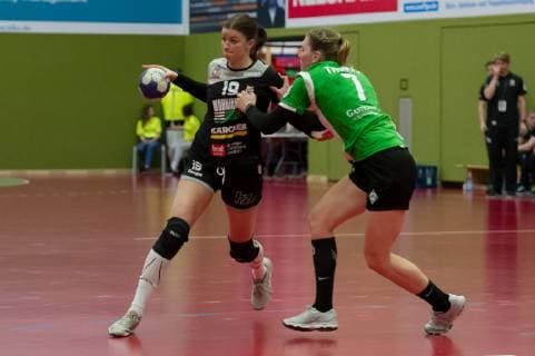v.li.: Monika Odrowska (VfL Waiblingen, 19) und Lena Thomas (SV Werder Bremen, 7) im Zweikampf, Duell, Spielszene, Aktion, Action, Handball, 2. Bundesliga Frauen, SV Werder Bremen - VfL Waiblingen,