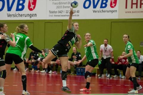 Lea Gruber (VfL Waiblingen, 9) beim Wurf, Spielszene, Aktion, Action, Handball, 2. Bundesliga Frauen, SV Werder Bremen - VfL Waiblingen,