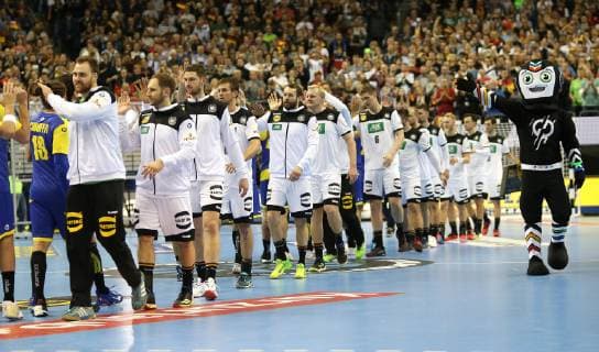 Team Deutschland bedankt sich bei Team Brasilien nach Spiel Deutschland gegen Brasilien der Handball- WM 2019 der Maenner am 12.01.2019 in der Mercedes-Benz Arena in Berlin Handball - WM 2019 - Gruppe A - Deutschland - Brasilien