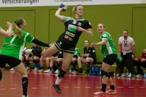 Lea Gruber (VfL Waiblingen, 9) beim Wurf, Spielszene, Aktion, Action, Handball, 2. Bundesliga Frauen, SV Werder Bremen - VfL Waiblingen,