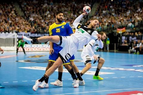 Berlin, 12. Januar 2019 - Handball, IHF Men s World Championship WM Weltmeisterschaft 2019, Deutschland - Brasilien: Hendrik Pekeler (Deutschland, 13), Thiago Alves Ponciano (Brasilien, 35)