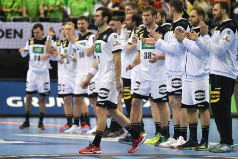 Uwe Gensheimer (Deutschland), wird zum Spieler des matches gewählt, hinten das deutsche team Deutschland-Brasilien Germany-Brazil Brasilia-France IHF Handball Weltmeisterschaft 2019, Hanball World Championship WM Weltmeisterschaft 2019, Herren, Männer, Maenner, men, Handball, Deutschland, Germany, Vorrunde, Gruppe A, group A Berlin, 12.1.2019