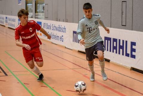 Ian van den Branden (FC Royal Antwerpen) und Mulas Tiziano (FC Bayern Muenchen). Deutschland, Gaildorf, 12.01.2019, Jugendfussball, 30.Int. U17 U 17 Hallenfussballturnier: Jugend Euro Cup 2019, Sporthalle