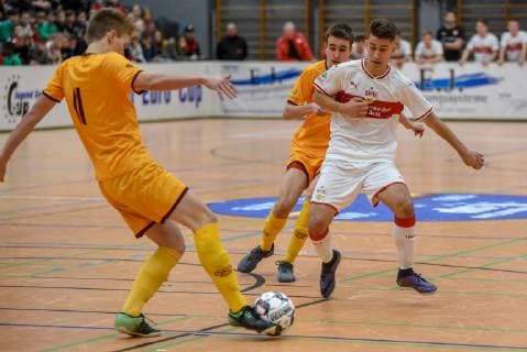 Jan Kozojed (FK Dukla Prag) und Ahmetcan Sifayin(VfB Stuttgart). Deutschland, Gaildorf, 12.01.2019, Jugendfussball, 30.Int. U17 U 17 Hallenfussballturnier: Jugend Euro Cup 2019, Sporthalle