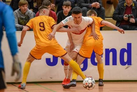 Stepan Sebrle (FK Dukla Prag), Atmir Krasniqi (VfB Stuttgart) und Jakub Uhlir (FK Dukla Prag). Deutschland, Gaildorf, 12.01.2019, Jugendfussball, 30.Int. U17 U 17 Hallenfussballturnier: Jugend Euro Cup 2019, Sporthalle