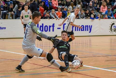 Torwart Kilian Schubert (Hertha BSC) und Tobias Strahlhofer (SK Sturm Graz). Deutschland, Gaildorf, 12.01.2019, Jugendfussball, 30.Int. U17 U 17 Hallenfussballturnier: Jugend Euro Cup 2019, Sporthalle