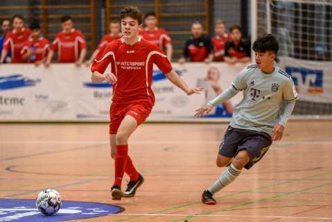 David Rost (SGM Gaildorf)und Angelo Brückner (FC Bayern Muenchen). Deutschland, Gaildorf, 12.01.2019, Jugendfussball, 30.Int. U17 U 17 Hallenfussballturnier: Jugend Euro Cup 2019, Sporthalle