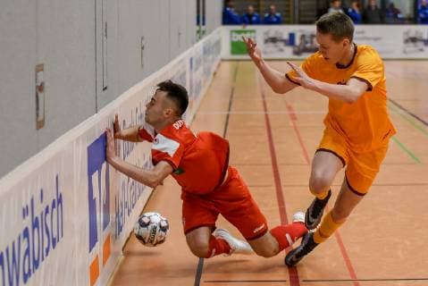 Niklas Harth (Fortuna Düsseldorf) und Jakub Uhlir (FK Dukla Prag). Deutschland, Gaildorf, 12.01.2019, Jugendfussball, 30.Int. U17 U 17 Hallenfussballturnier: Jugend Euro Cup 2019, Sporthalle
