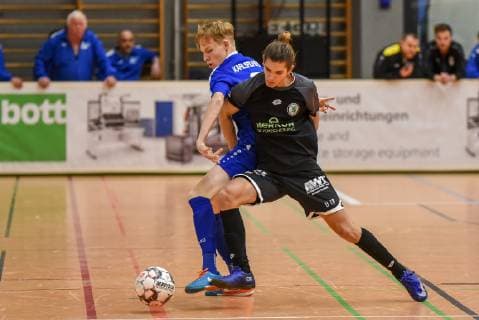 Tim Breithaupt (Karlsruher SC) und Niklas Stalzer (SK Sturm Graz). Deutschland, Gaildorf, 12.01.2019, Jugendfussball, 30.Int. U17 U 17 Hallenfussballturnier: Jugend Euro Cup 2019, Sporthalle