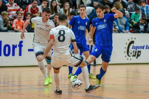 Simon Loosli (FC Thun) und Marko Brkic (GNK Dinamo Zagreb). Deutschland, Gaildorf, 12.01.2019, Jugendfussball, 30.Int. U17 U 17 Hallenfussballturnier: Jugend Euro Cup 2019, Sporthalle