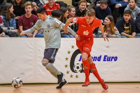 Grand Mamebua (FC Bayern Muenchen) und Joshua Schwairten (1.FC Köln). Deutschland, Gaildorf, 12.01.2019, Jugendfussball, 30.Int. U17 U 17 Hallenfussballturnier: Jugend Euro Cup 2019, Sporthalle