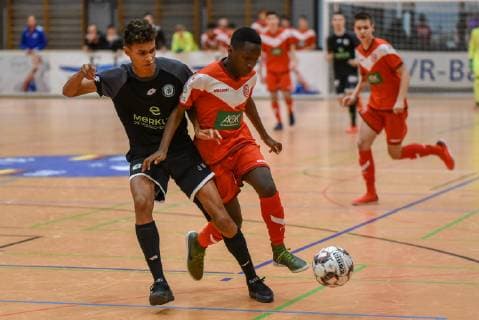 Simon Nelson (SK Sturm Graz) und Hassan Turay (Fortuna Düsseldorf). Deutschland, Gaildorf, 12.01.2019, Jugendfussball, 30.Int. U17 U 17 Hallenfussballturnier: Jugend Euro Cup 2019, Sporthalle