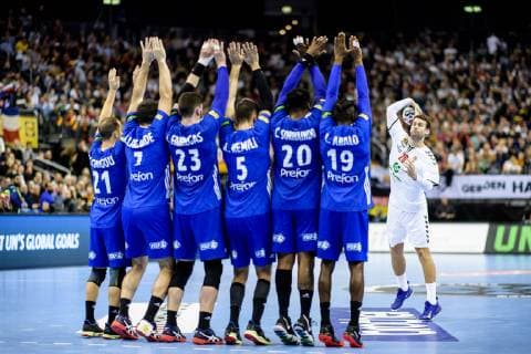 Handball WM, Frankreich - Serbien Frankreich vs Serbien, Handball Weltmeisterschaft 2019, 12.01.2019 Ivan Mosic (SRB 20) verwandelt einen Freiwurf gegen l-r: Michael Guigou (FRA 21), -Romain Lagarde (FRA 7), Ludovic Fabregas (FRA 23), Nedim Remili (FRA 5), Cedric Sorhaindo (FRA 20) und Luc Abalo (FRA 19) beim Spiel zwischen Frankreich und Serbien bei der Handball Weltmeisterschaft in Berlin am 12.01.2019, , Berlin BER Germany Mercedes-Benz-Arena