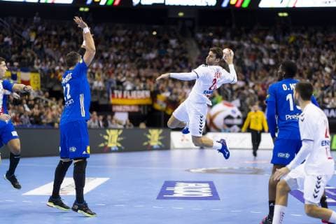 Handball WM, Frankreich - Serbien Ivan Mosic (Nr. 20, Serbien) gegen Luka Karabatic (Nr. 22, Frankreich). Frankreich vs. Serbien, Vorrunde, Handball, IHF Handball Weltmeisterschaft, 12.01.19 Berlin Berlin Germany Mercedes-Benz-Arena Copyright: xAgentur54Gradx xFelixxKoenigx