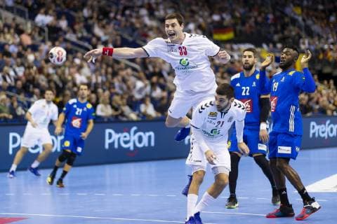 Handball WM, Frankreich - Serbien Mijajla Marsenic (Nr. 33, Serbien) gegen Luka Karabatic (Nr. 22, Frankreich) und Luc Abalo (Nr. 19, Frankreich). Frankreich vs. Serbien, Vorrunde, Handball, IHF Handball Weltmeisterschaft, 12.01.19 Berlin Berlin Germany Mercedes-Benz-Arena Copyright: xAgentur54Gradx xFelixxKoenigx