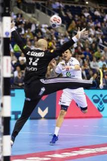 Handball WM, Frankreich - Serbien Bogdan Radivojevic (Nr. 14, Serbien) gegen Vincent Gerard (Nr. 12, Frankreich). Frankreich vs. Serbien, Vorrunde, Handball, IHF Handball Weltmeisterschaft, 12.01.19 Berlin Berlin Germany Mercedes-Benz-Arena Copyright: xAgentur54Gradx xFelixxKoenigx