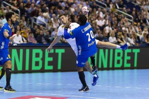 Handball WM, Frankreich - Serbien Milos Orbovic (Nr. 6, Serbien) gegen Cedric Sorhaindo (Nr. 20, Frankreich). Frankreich vs. Serbien, Vorrunde, Handball, IHF Handball Weltmeisterschaft, 12.01.19 Berlin Berlin Germany Mercedes-Benz-Arena Copyright: xAgentur54Gradx xFelixxKoenigx