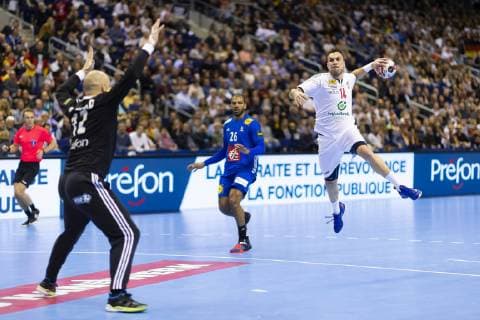 Handball WM, Frankreich - Serbien Bogdan Radivojevic (Nr. 14, Serbien) gegen Vincent Gerard (Nr. 12, Frankreich). Frankreich vs. Serbien, Vorrunde, Handball, IHF Handball Weltmeisterschaft, 12.01.19 Berlin Berlin Germany Mercedes-Benz-Arena Copyright: xAgentur54Gradx xFelixxKoenigx