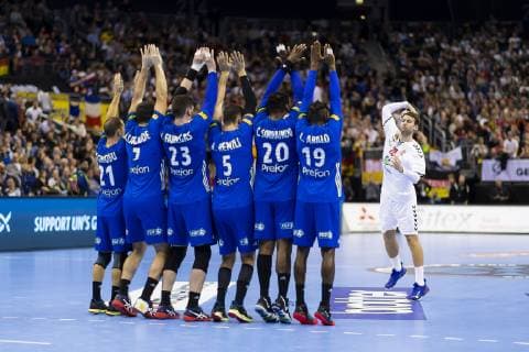 Handball WM, Frankreich - Serbien Ivan Mosic (Nr. 20, Serbien) trifft bei einem Freiwurf gegen Michael Guigou (Nr. 21, Frankreich), Romain Lagarde (Nr. 7, Frankreich), Ludovic Fabregas (Nr. 23, Frankreich), Nedim Remili (Nr. 5, Frankreich), Cedric Sorhaindo (Nr. 20, Frankreich) und Luc Abalo (Nr. 19, Frankreich) zur letzten Aktion der Halbzeit, Frankreich vs. Serbien, Vorrunde, Handball, IHF Handball Weltmeisterschaft, 12.01.19 Berlin Berlin Germany Mercedes-Benz-Arena Copyright: xAgentur54Gradx xFelixxKoenigx