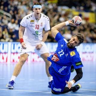 Handball WM, Frankreich - Serbien Frankreich vs Serbien, Handball Weltmeisterschaft 2019, 12.01.2019 l-r: Mijajlo Marsenic (SRB 33) und Luka Karabatic (FRA 22) beim Spiel zwischen Frankreich und Serbien bei der Handball Weltmeisterschaft in Berlin am 12.01.2019, , Berlin BER Germany Mercedes-Benz-Arena