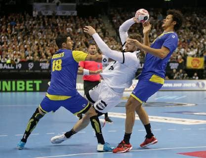 12.01.2019, Handball IHF Weltmeisterschaft Dänemark und Deutschland 2019, Vorrunde, Gruppe A, Deutschland - Brasilien, in der Mercedes-Benz Arena Berlin. (L-R) Felipe Borges (Brasilien) gegen Hendrik Pekeler (Deutschland) und Petrus Thiagus Santos (Brasilien)