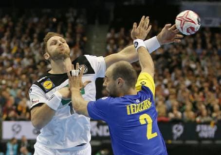 12.01.2019, Handball IHF Weltmeisterschaft Dänemark und Deutschland 2019, Vorrunde, Gruppe A, Deutschland - Brasilien, in der Mercedes-Benz Arena Berlin. (L-R) Steffen Weinhold (Deutschland) gegen Henrique Teixeira (Brasilien)