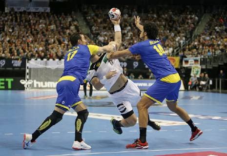 12.01.2019, Handball IHF Weltmeisterschaft Dänemark und Deutschland 2019, Vorrunde, Gruppe A, Deutschland - Brasilien, in der Mercedes-Benz Arena Berlin. (L-R) Alexandro Pozzer (Brasilien) gegen Steffen Weinhold (Deutschland) und Petrus Thiagus Santos (Brasilien)