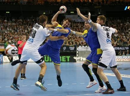12.01.2019, Handball IHF Weltmeisterschaft Dänemark und Deutschland 2019, Vorrunde, Gruppe A, Deutschland - Brasilien, in der Mercedes-Benz Arena Berlin. (L-R) Fabian Böhm (Deutschland) gegen Raul Nantes (Brasilien) , Alexandro Pozzer (Brasilien) , Tim Suton (Deutschland)