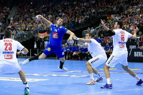Handball WM, Frankreich - Serbien Deutschland , Berlin , Mercedes Benz Arena , IHF Handball Weltmeisterschaft der Maenner , Frankreich ( FRA ) - Serbien Miljan Pusica Drasko Nenadic ( SRB ) Kentin Mahe ( FRA )